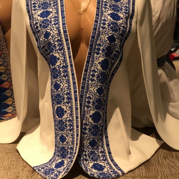 Embroidered cape - Picture 2 of 6